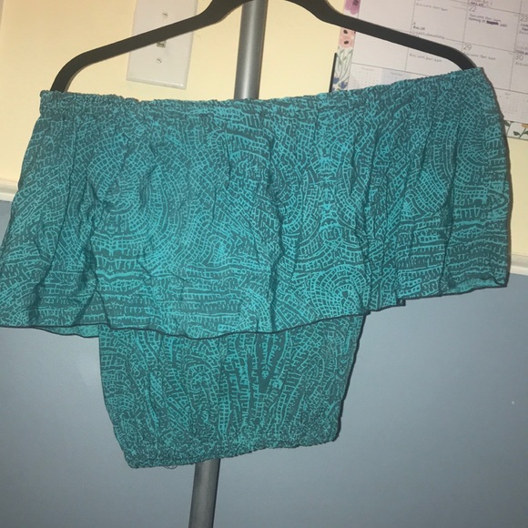 off shoulder crop top - Picture 2 of 3